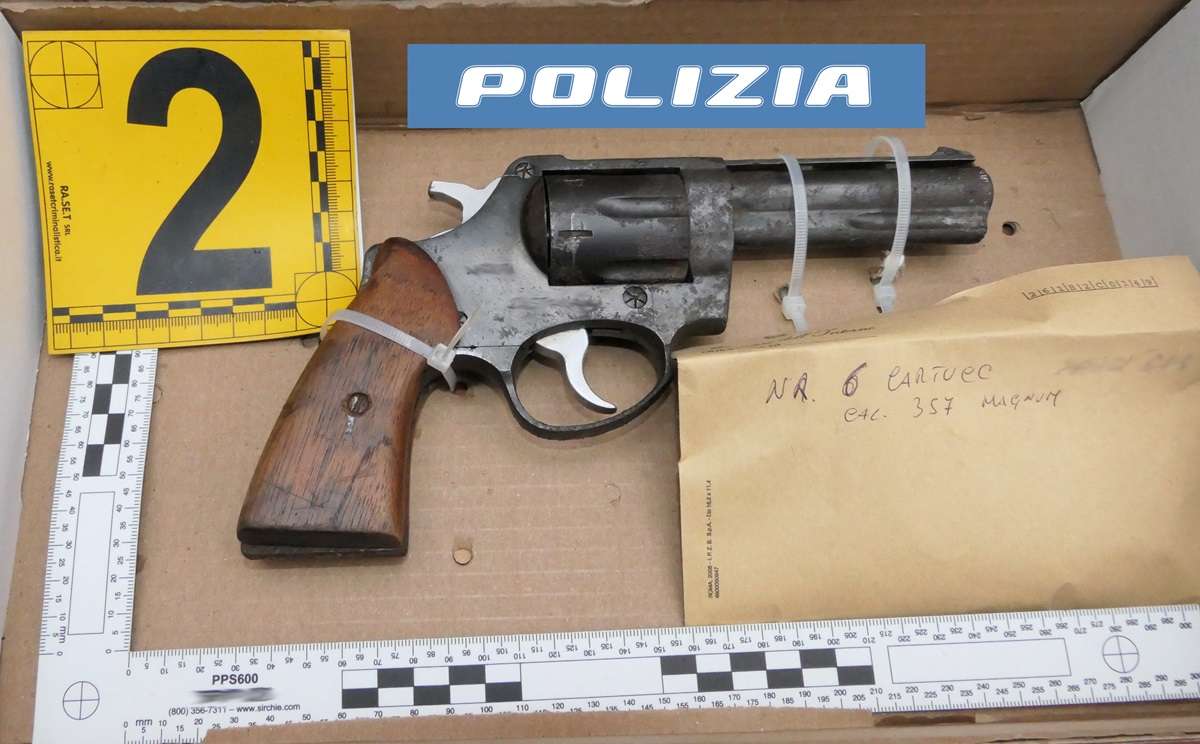 Catania, 23enne pregiudicato nascondeva fucili e pistole in un borsone: arrestato