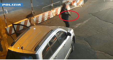 VIDEO | Catania, dipendente AMTS minaccia i colleghi imbracciando un fucile: arrestato