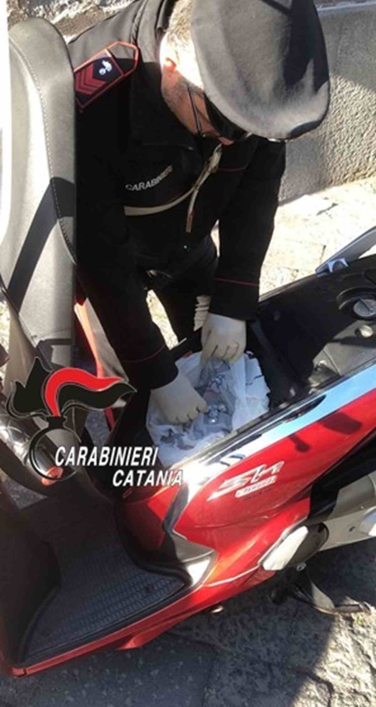 Catania, pusher a domicilio a Ognina: arrestato