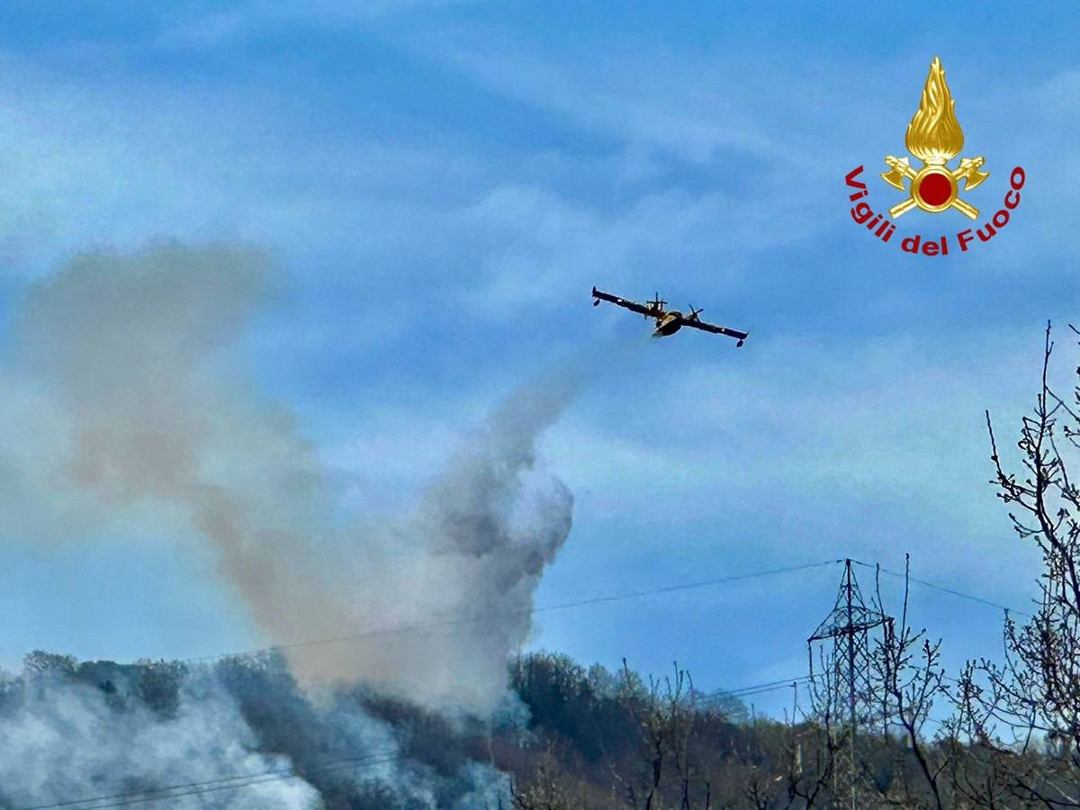 Etna, incendi di bosco e macchia mediterranea: al lavoro i Vigili del Fuoco Etna, incendi di bosco e macchia mediterranea: al lavoro i Vigili del Fuoco