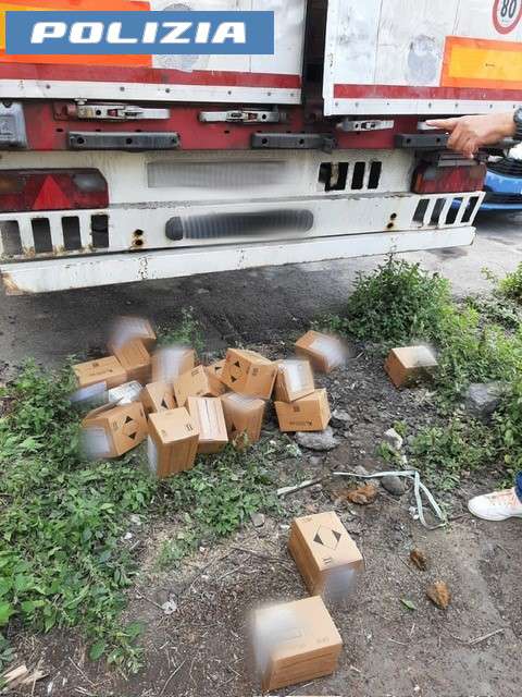 Porto di Catania, colti sul fatto mentre rubano da un semirimorchio: 3 arresti