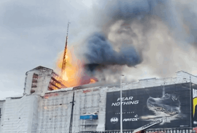 VIDEO | Incendio alla Borsa di Copenaghen: la distruzione della guglia alta 54 metri