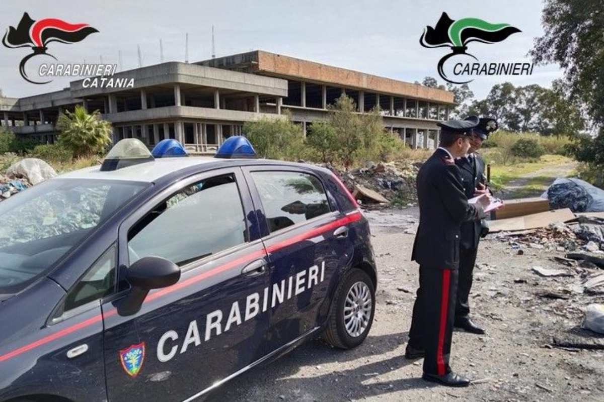VIDEO | Catania, abbandonano rifiuti per poi dargli fuoco: denunciati due giovani