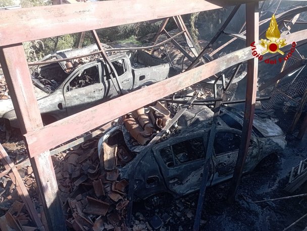 Incendio mette a rischio abitazioni e automobili, intervengono i Vigili del Fuoco Incendio mette a rischio abitazioni e automobili, intervengono i Vigili del Fuoco