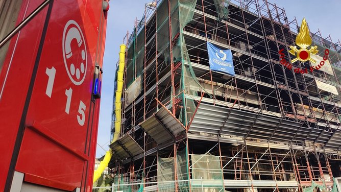 Incendio bar sul lungomare di Catania, la svolta nelle indagini: arrestato il titolare e un complice