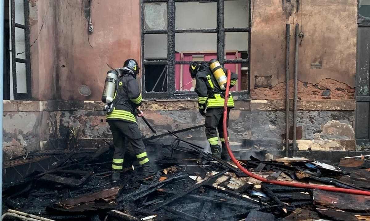 FOTO | Catania, a fuoco l’ex ospedale Vittorio Emanuele: bruciato materiale edile