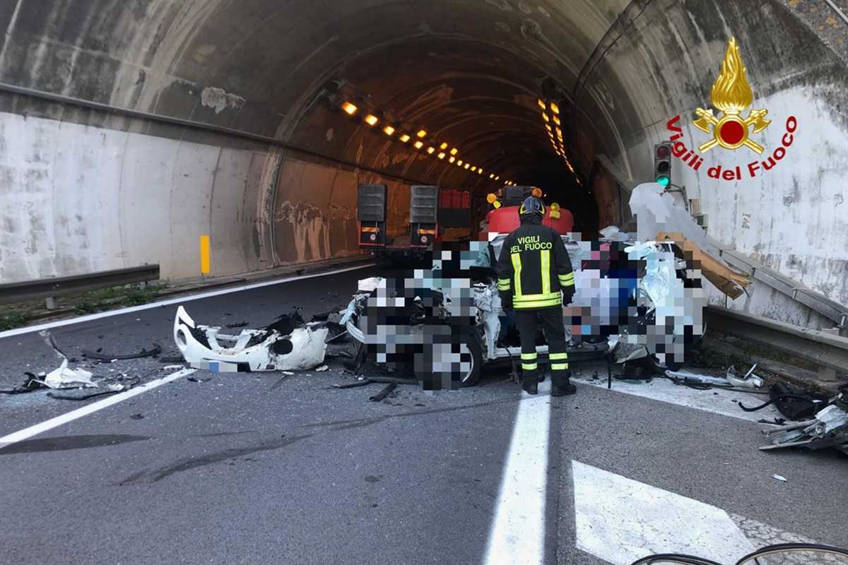 Tragedia sulla A20, scontro auto-camion: la vittima è un giovane di 23 anni