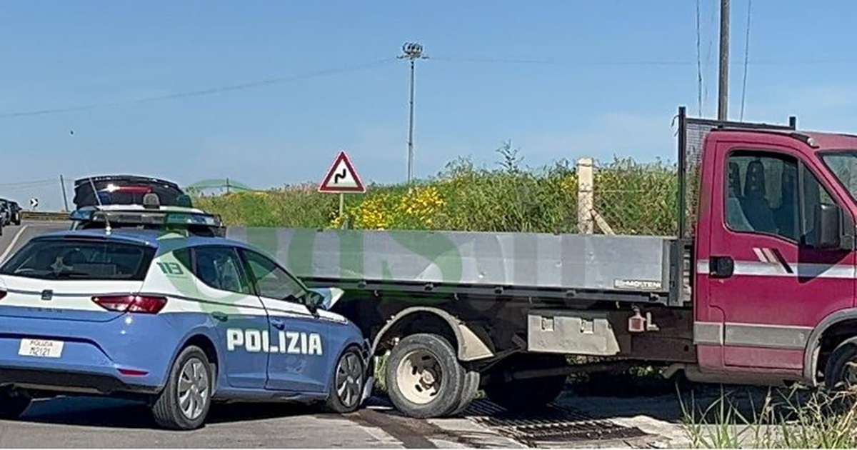 Incidente stradale sulla Statale 115: coinvolti un camion e un’auto della polizia