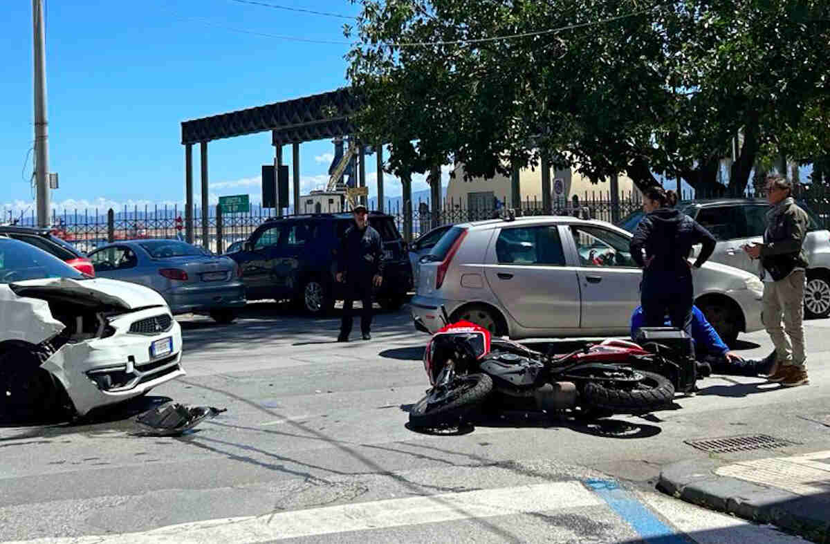 Incidente a Milazzo, auto travolge un motociclista: trasportato al pronto soccorso