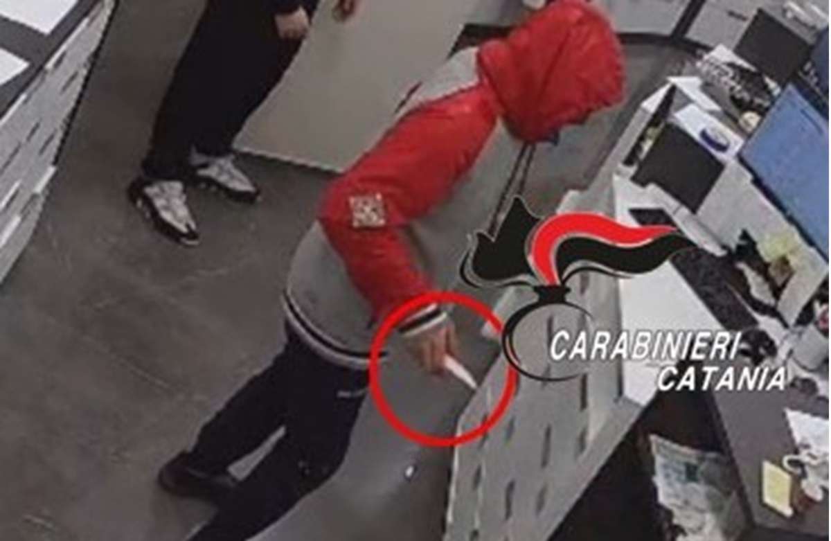 VIDEO e FOTO| Belpasso, ladro seriale incubo dei commercianti: arrestato dopo due rapine