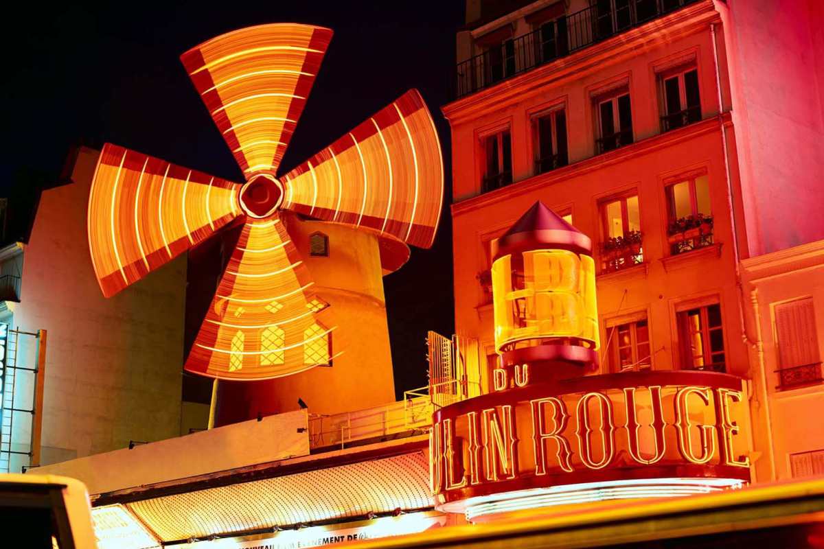 VIDEO | Parigi, cadute le iconiche pale del Moulin Rouge: nessun ferito