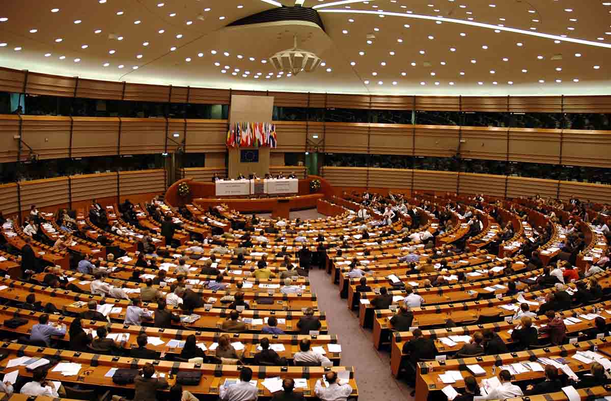 Verso le Europee, il post terremoto giudiziario tra questione morale e nuovi equilibri (a destra)