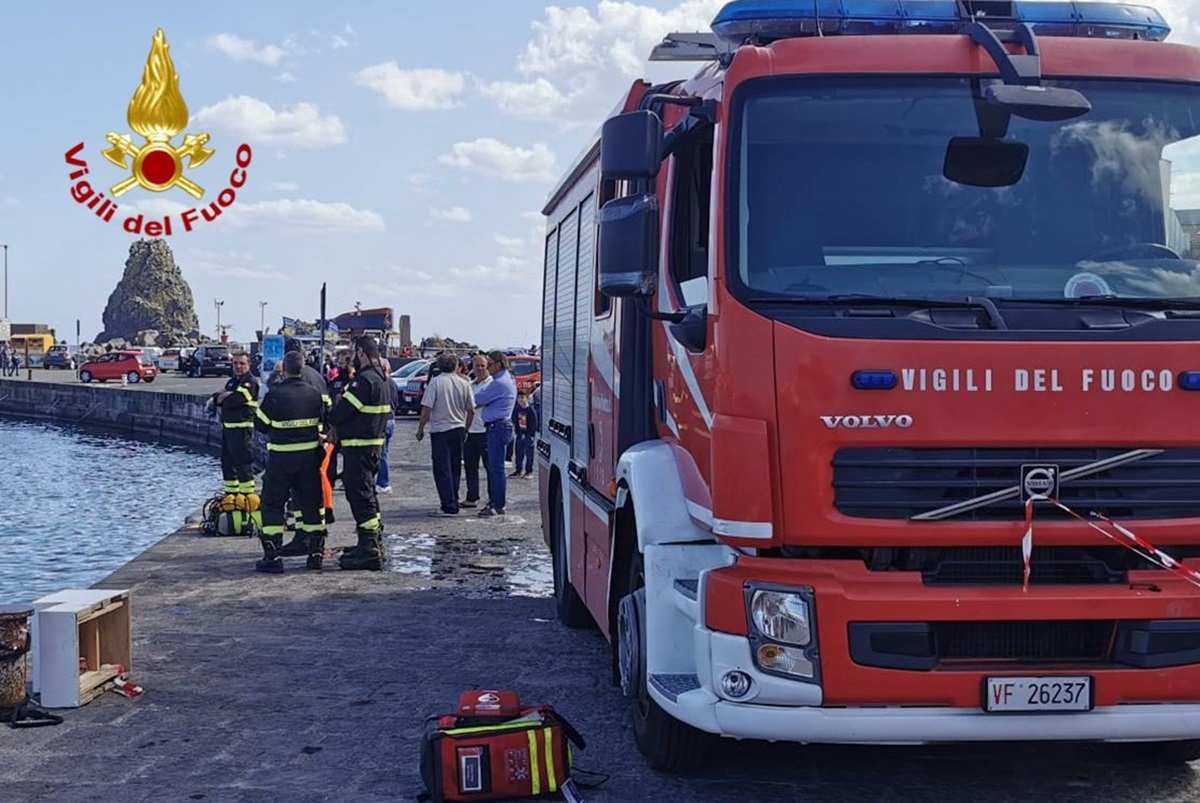 Acitrezza, uomo cade in acqua con l’auto: il salvataggio dei vigili del fuoco