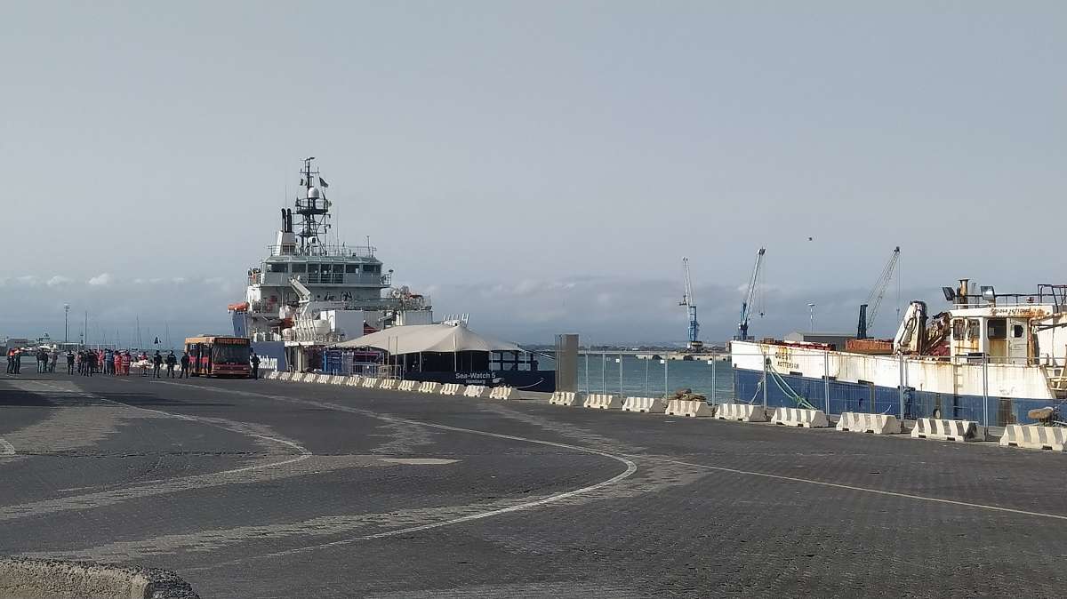 Sea-Watch 5, emergenza a bordo: donna incinta necessita di cesareo d’urgenza