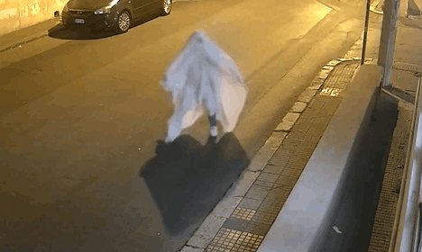 VIDEO | Perseguitava l’ex moglie vestito da fantasma, 48enne arrestato per stalking