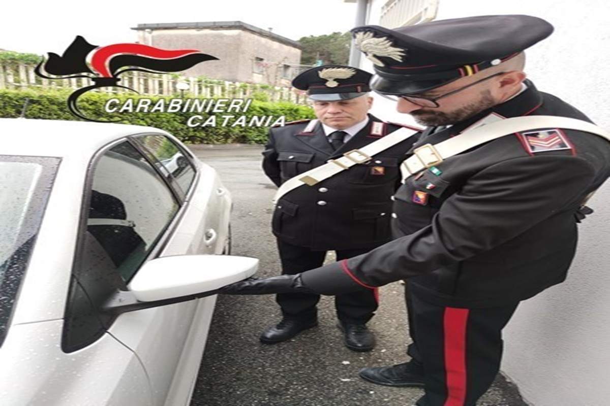 Acireale, tentata “truffa dello specchietto”: giovane denunciato