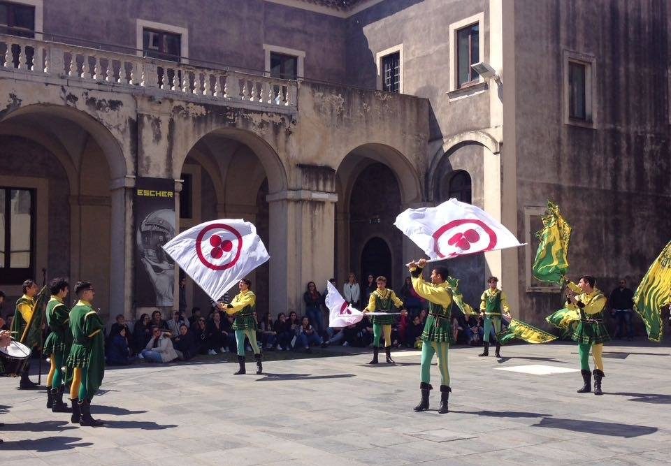 La Bandiera della Pace torna al De Felice-Olivetti. Ispirazione per i giovani verso un futuro migliore