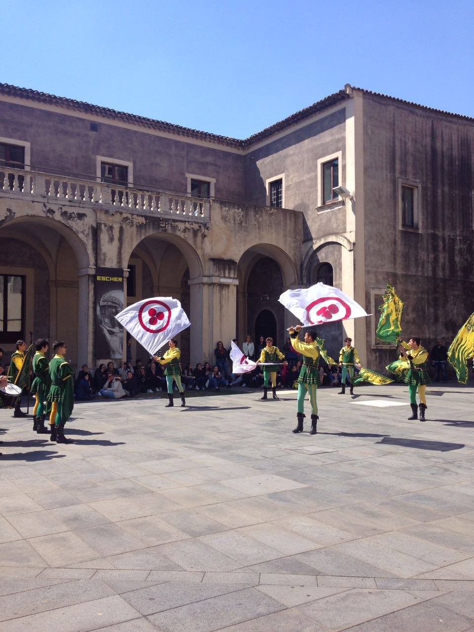 La Bandiera della Pace torna al De Felice-Olivetti. Ispirazione per i giovani verso un futuro migliore