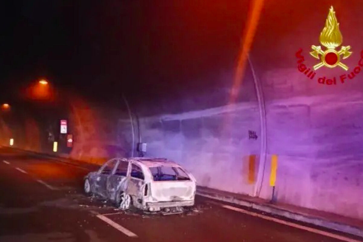 Auto prende fuoco in galleria sulla Messina-Palermo: traffico in tilt