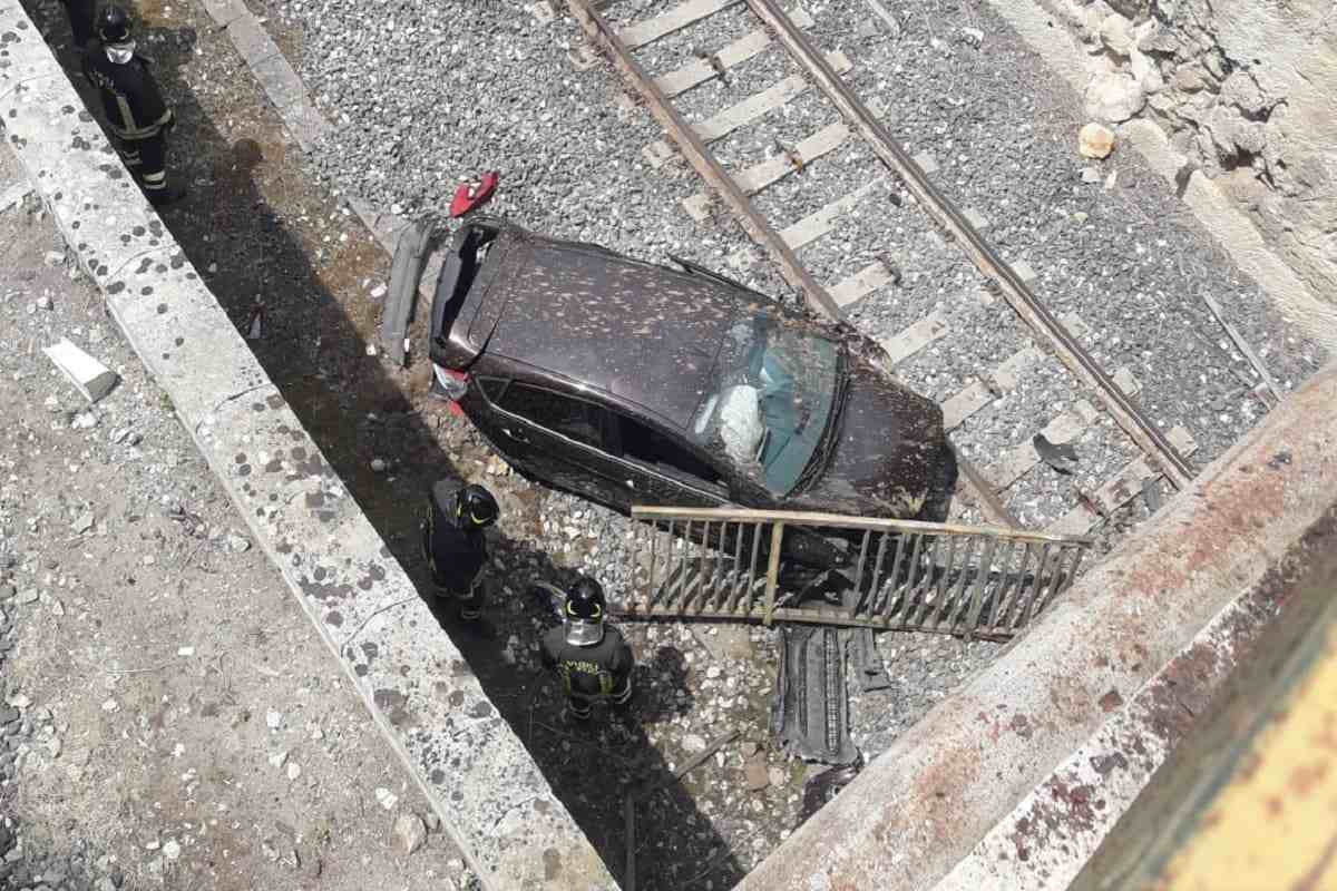 Auto vola dal cavalcavia e finisce sulla ferrovia: l’incredibile incidente a Ragusa