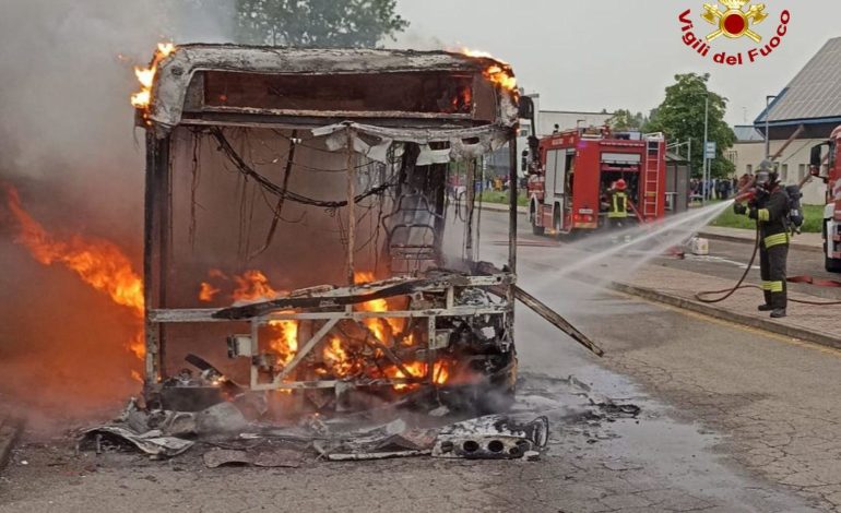FOTO | Autobus con studenti a bordo prende fuoco: momenti di paura