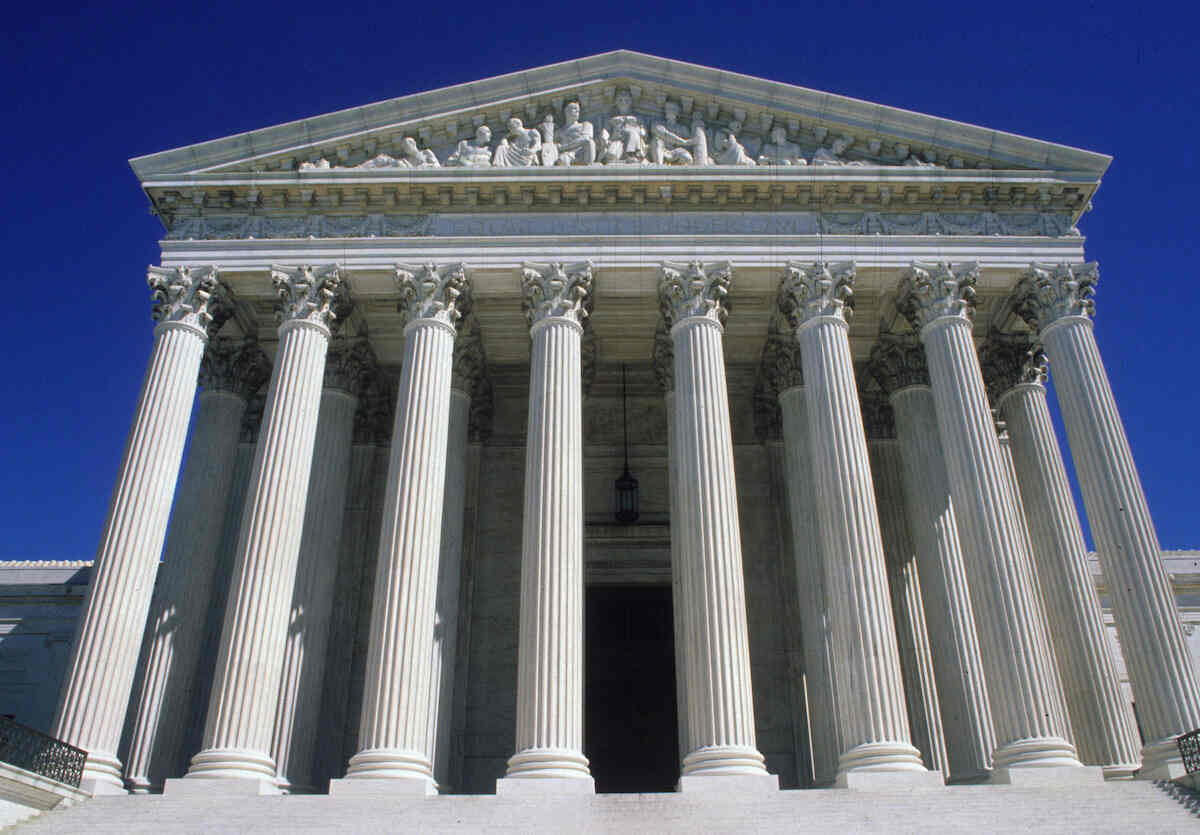 Usa 2024, giudice della Corte Suprema con un simbolo della campagna di Trump in casa