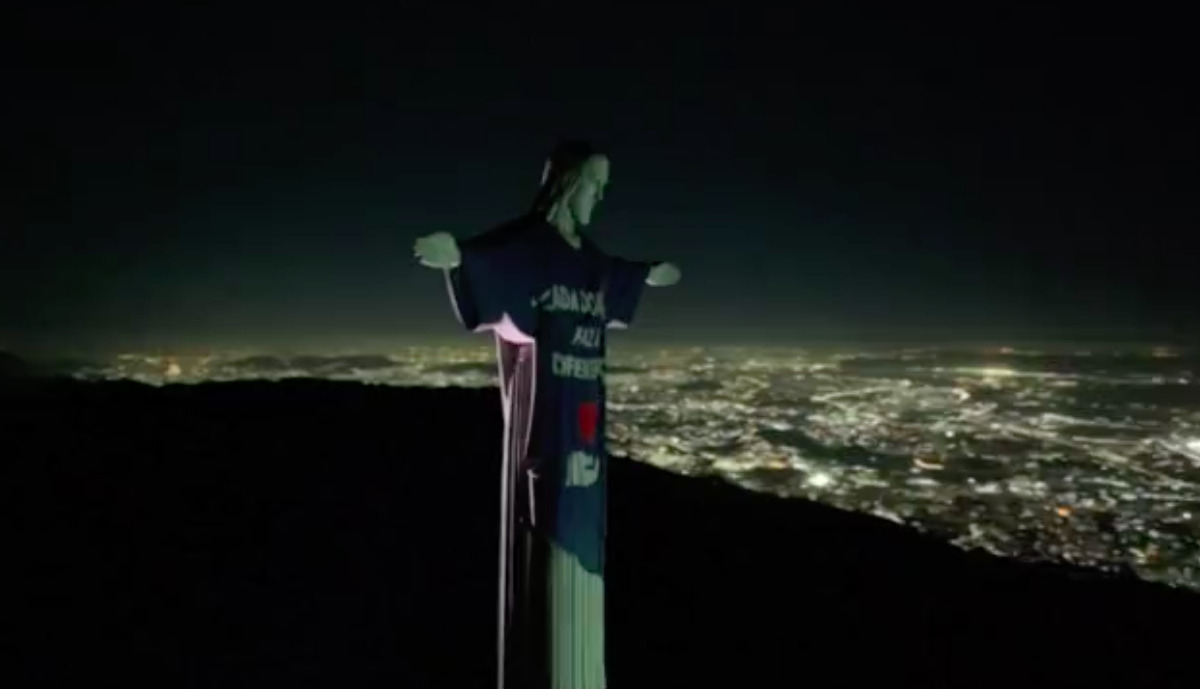 VIDEO | Alluvione in Brasile, il Cristo Redentore illuminato per ricordare le vittime