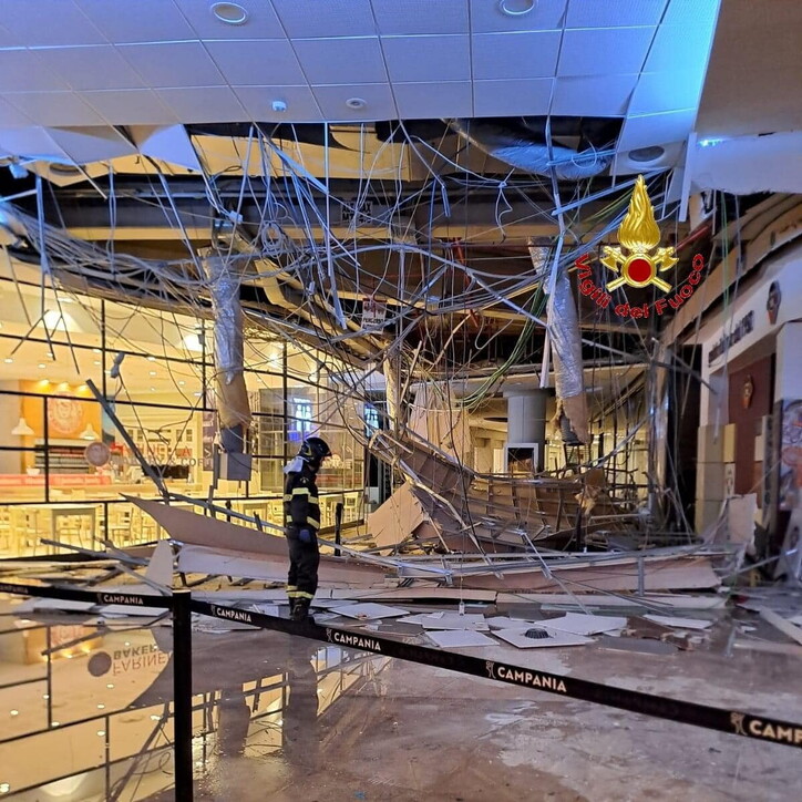 FOTO | Tetto crolla all’improvviso: terrore al centro commerciale