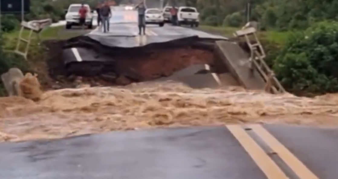 VIDEO | Il maltempo devasta il Brasile: ponte crolla improvvisamente