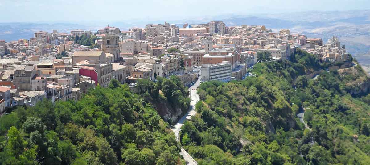 Enna, interventi di ripristino in piazza Garibaldi