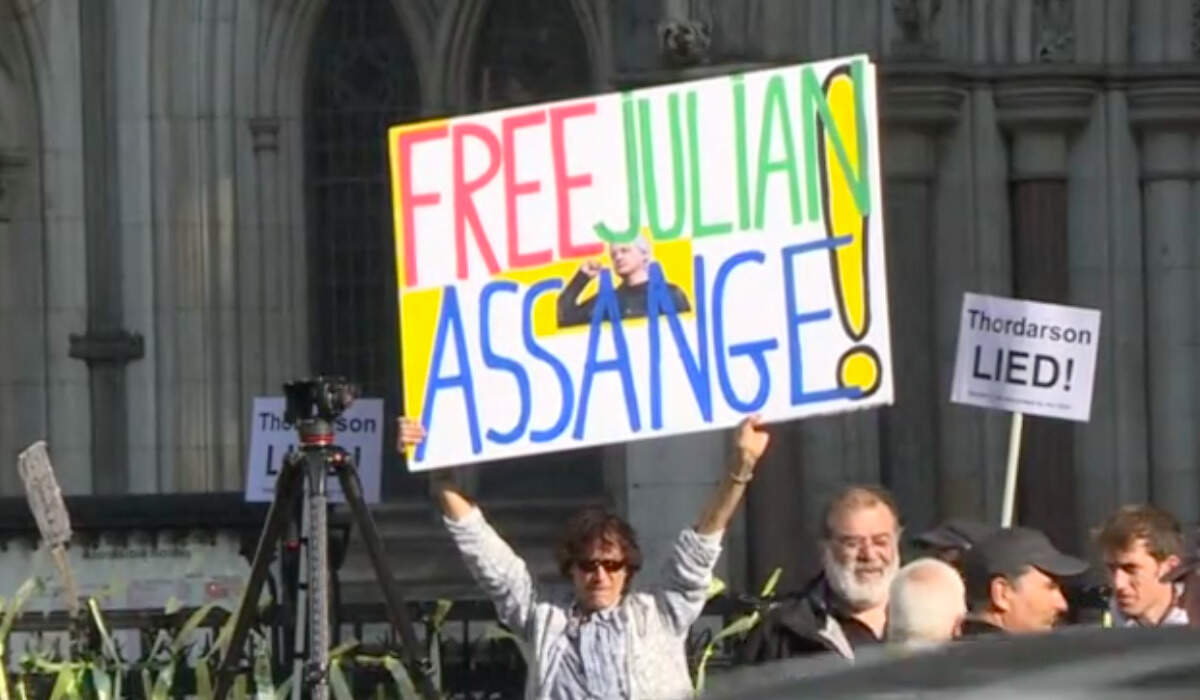 VIDEO | Folla di sostenitori di Assange davanti al tribunale di Londra