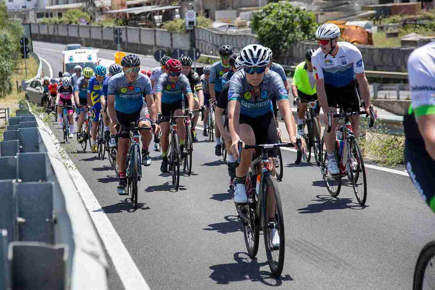 VIDEO | Giro della Sicilia, in 100 ai nastri di partenza: Salvatore Busacca si aggiudica la prima tappa