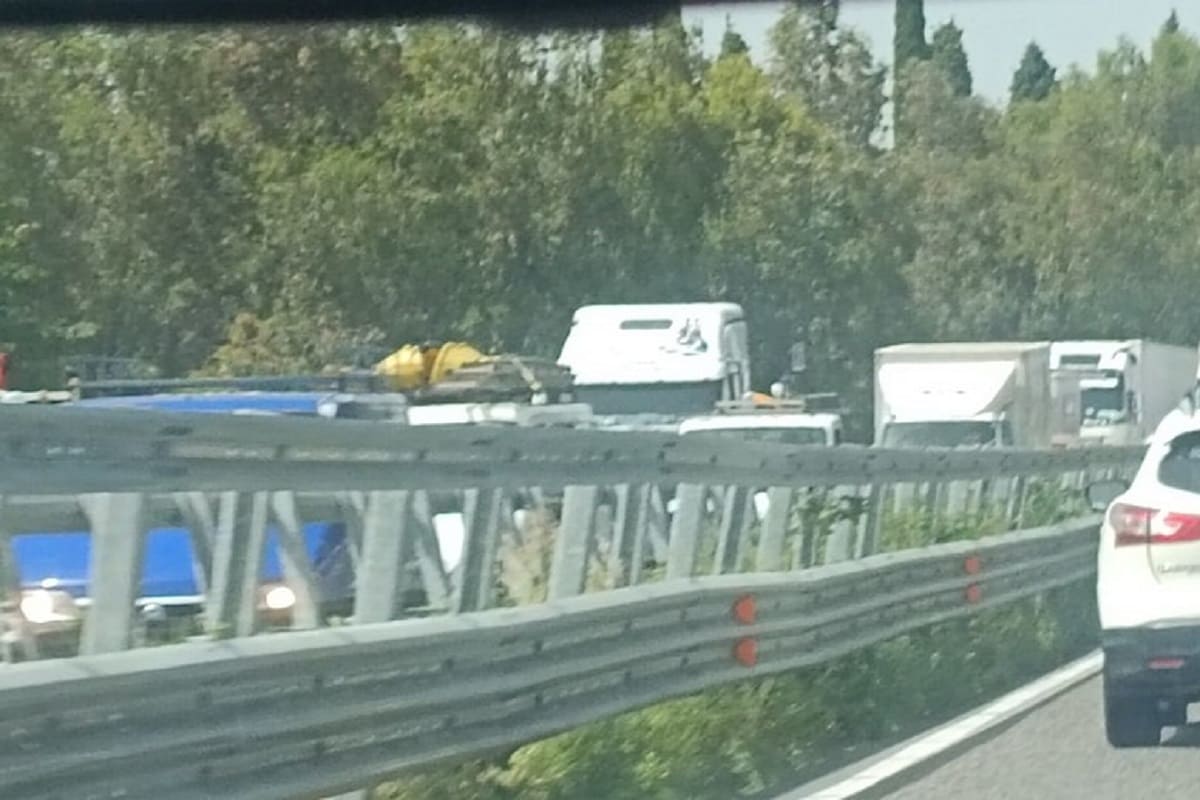 Traffico in tilt sulla A18, furgone si ribalta sulla Messina-Catania: soccorritori in azione