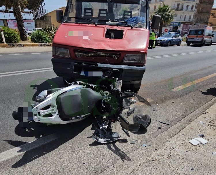 Grave incidente sulla Ss115: scontro tra furgone e moto, un ferito