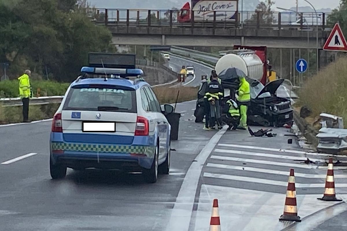 Dramma sulla A18: gravissimo incidente, interviene l’elisoccorso. Traffico in tilt a Fiumefreddo Dramma sulla A18: gravissimo incidente, interviene l’elisoccorso. Traffico in tilt a Fiumefreddo