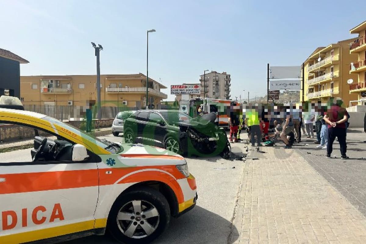 Violento impatto auto-moto in contrada Cannatello: centauro in codice rosso