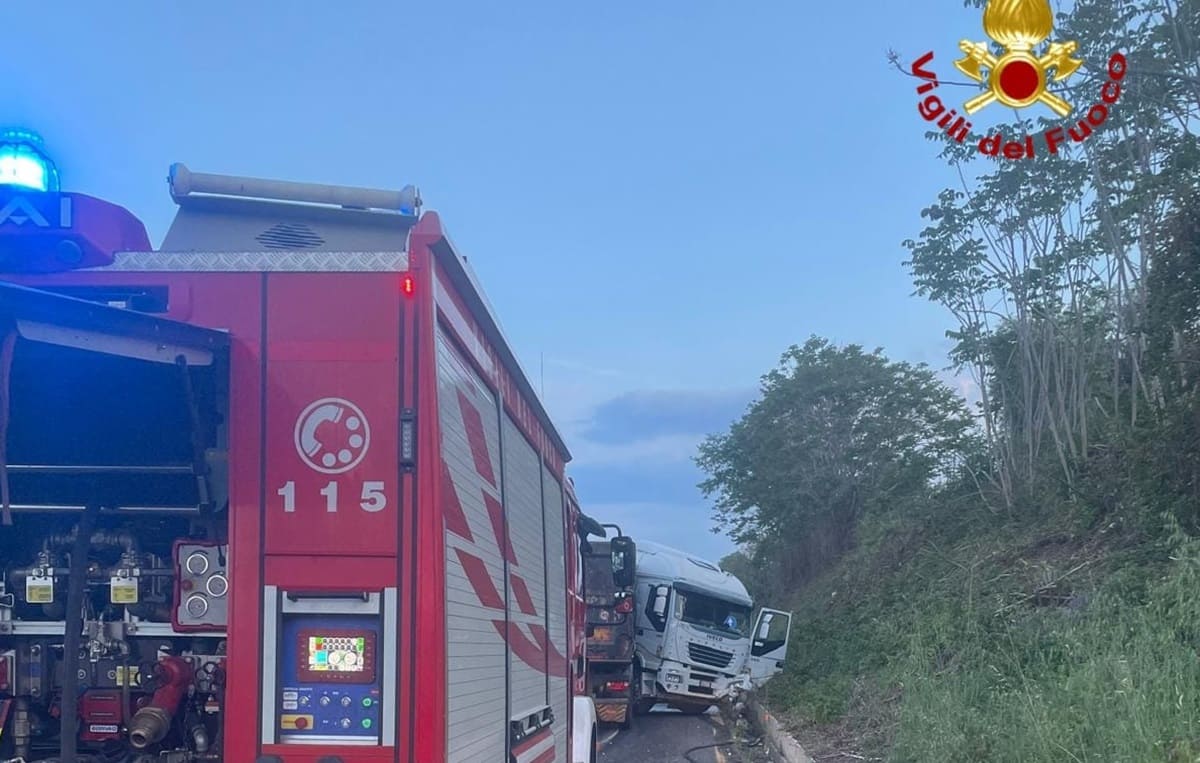 Ennesimo incidente sulla A18, camion contro guardrail: traffico in tilt nel Catanese