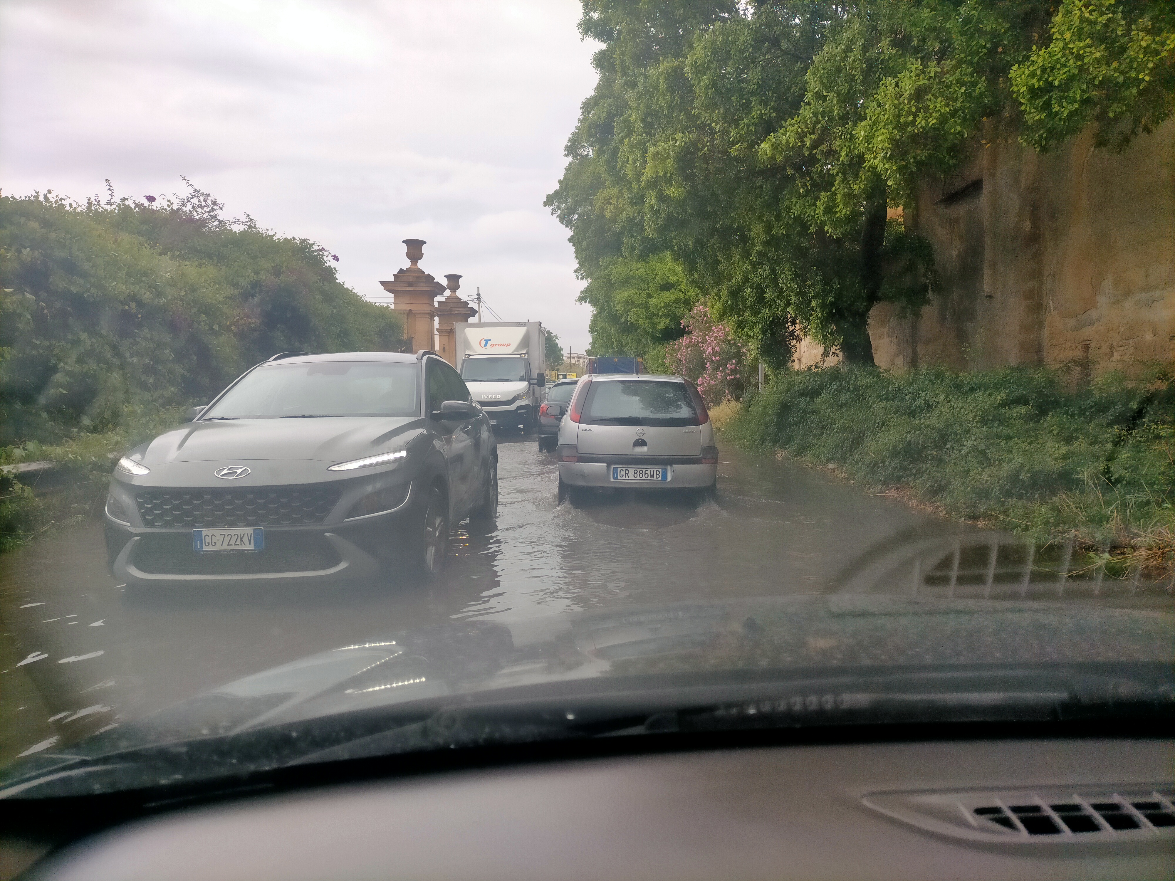 VIDEO | Palermo, dalla siccità alla città allagata: la strada diventa un fiume