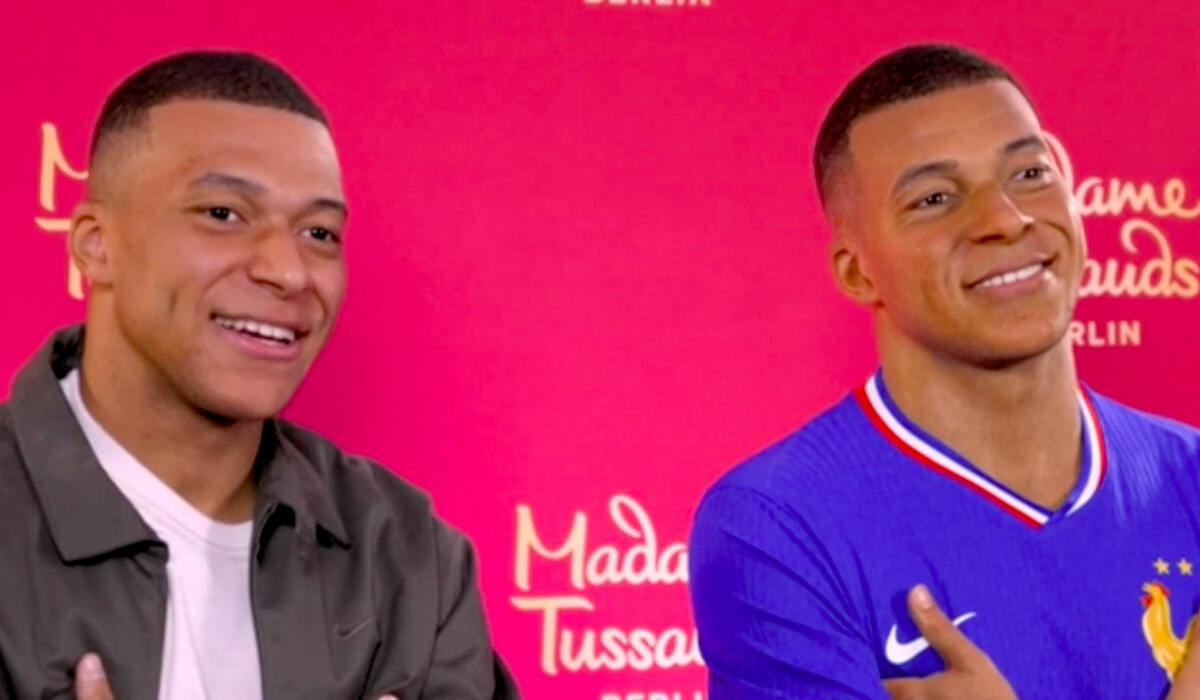 VIDEO | Kylian Mbappé scopre la sua statua di cera a Parigi