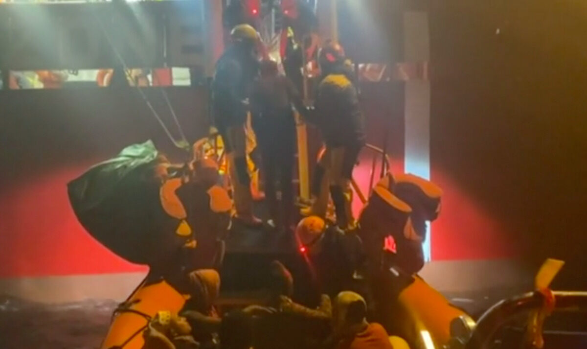 VIDEO | La Ocean Viking soccorre 35 migranti al largo di Malta