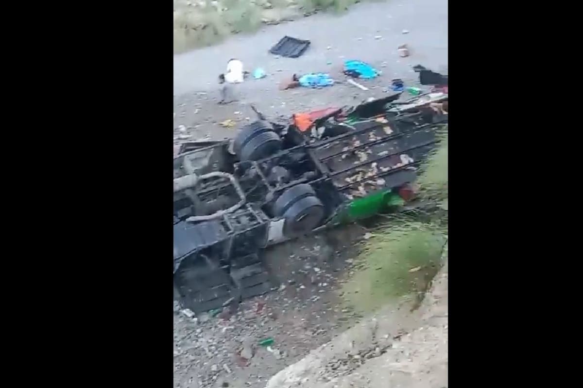 VIDEO | Esplode pneumatico, autobus finisce in un burrone: 28 morti e diversi feriti in Pakistan