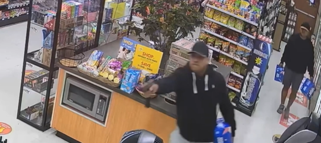 VIDEO | Prendono le birre e si dirigono verso l’uscita: pistola puntata al commesso