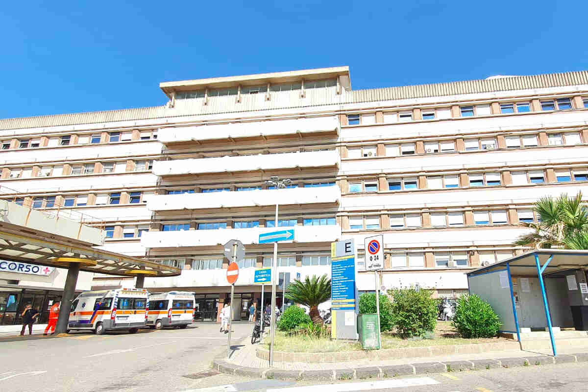 Messina, auto sfonda la vetrata del pronto soccorso: caos al “Policlinico”