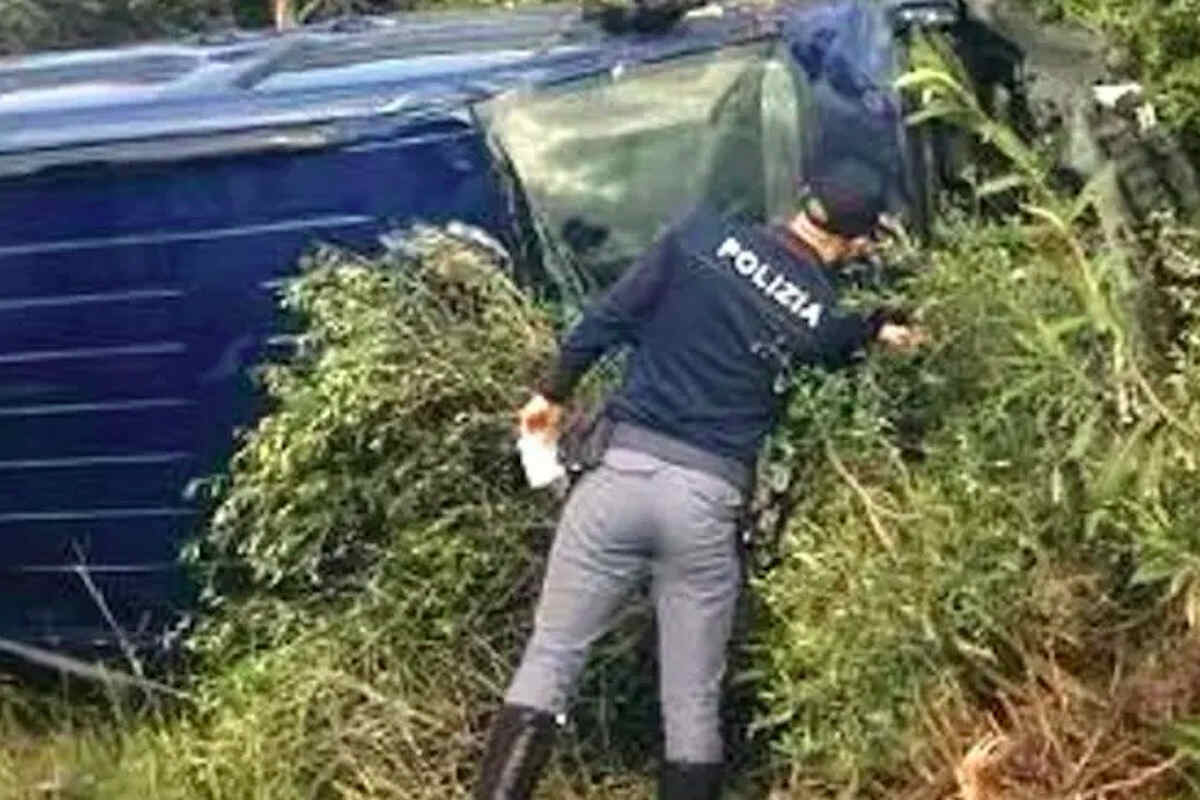 Terme Vigliatore, autocarro finisce fuori strada sull’A20: due feriti