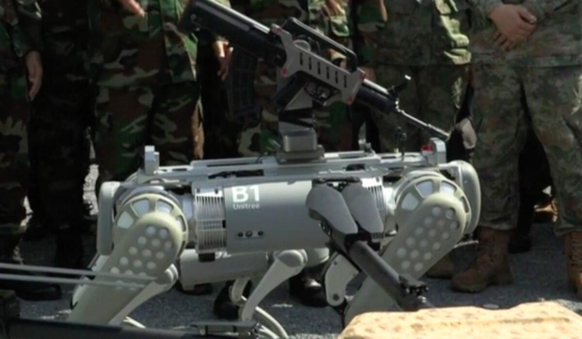 VIDEO | La Cina mostra i “robot-cani” da guerra nelle esercitazioni in Cambogia