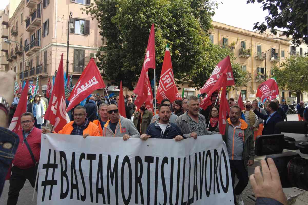 VIDEO | Strage Casteldaccia, rabbia allo sciopero: “Vittime di un sistema basato sul lavoro precario”