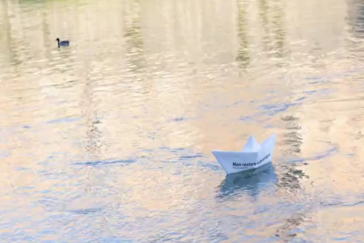 VIDEO | Le navi di Sos Mediterranee “invadono” le fontane di Roma: “Non restare a guardare”