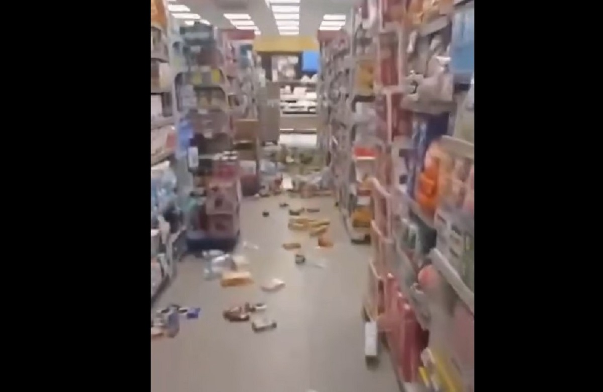 VIDEO | Merce che cade dagli scaffali e gente in strada, le immagini del terremoto ai Campi Flegrei