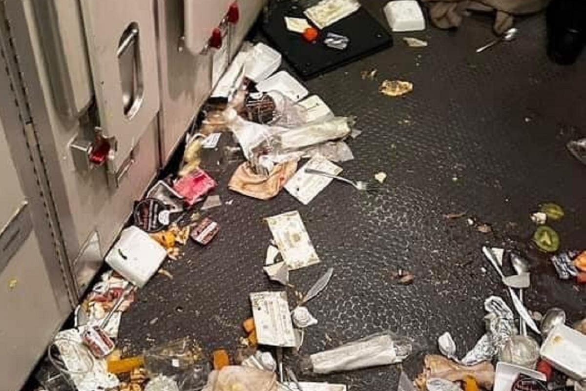 VIDEO | Quello che resta del volo Londra-Singapore dopo la turbolenza “killer”: un morto