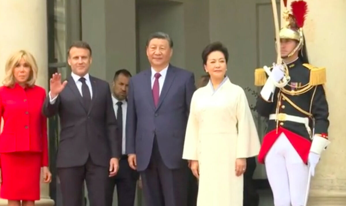 VIDEO | Il presidente cinese Xi Jinping e la moglie accolti da Macron all’Eliseo